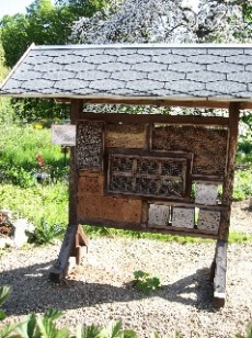 Wildbienenhotel kieleine Webansicht.jpg